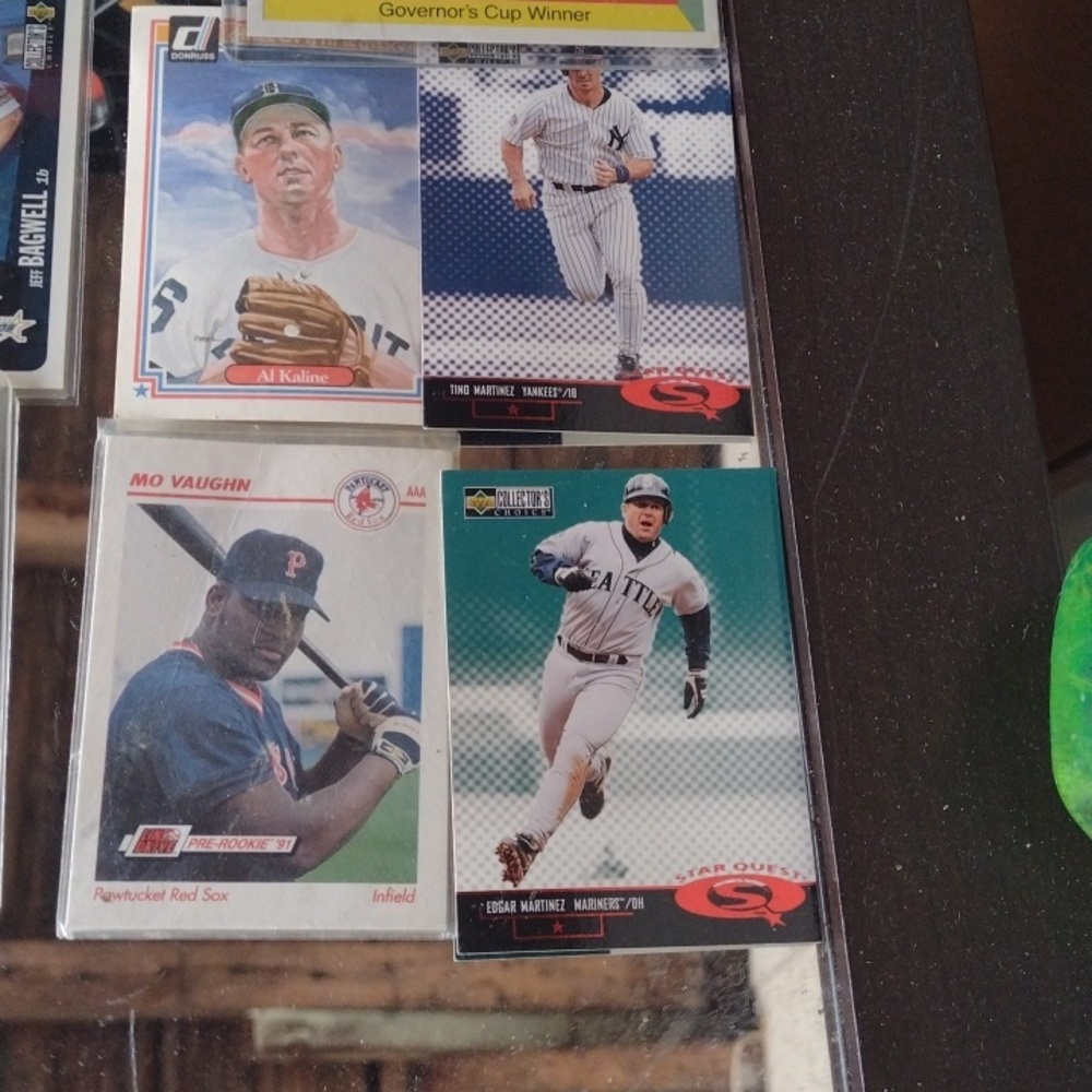 Assorted Baseball Trading Cards Collection - Picture 5 of 7
